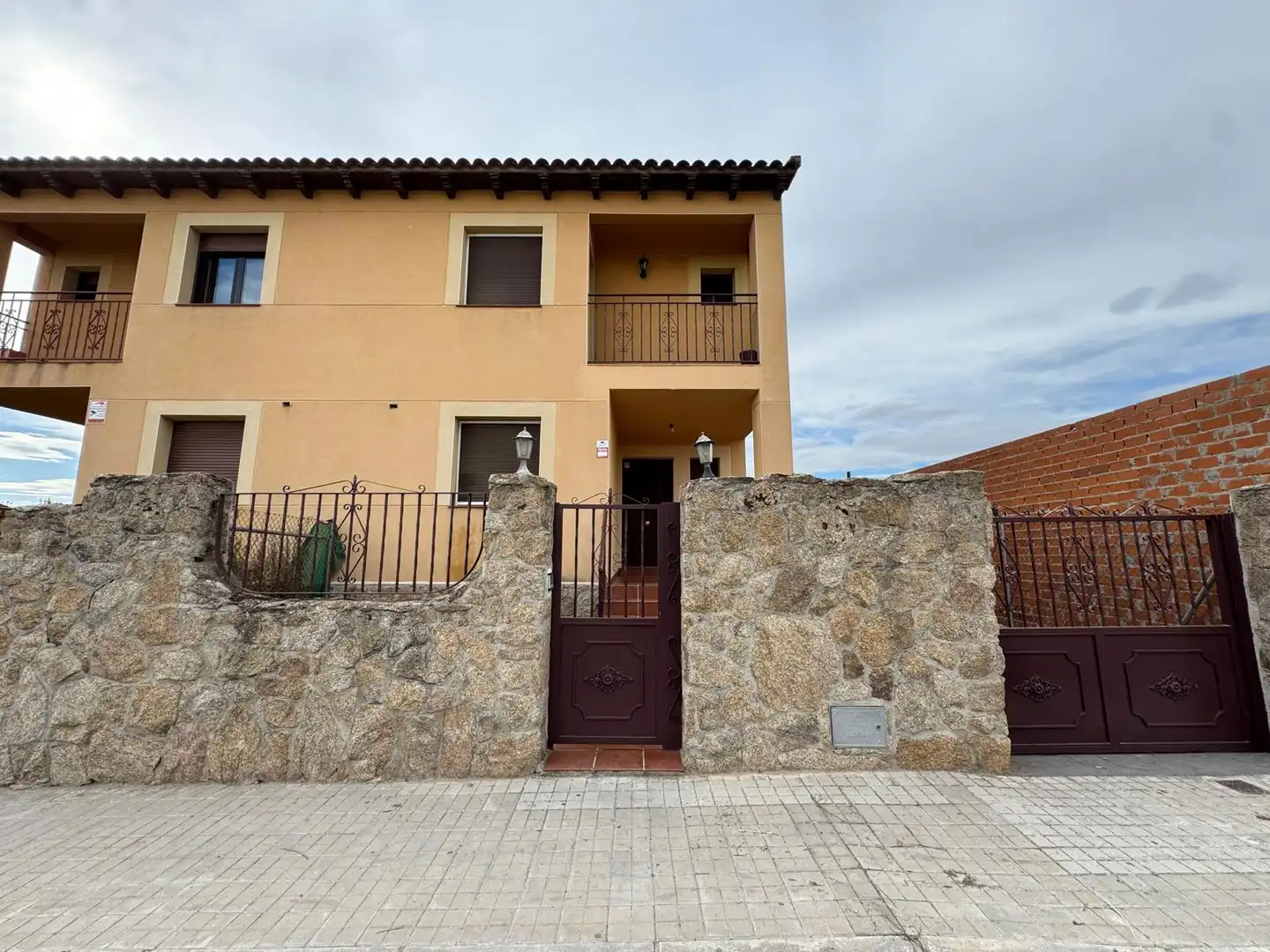Vista exterior de Casa adosada en venda en Cobeja amb Aire condicionat, Calefacció i Balcó