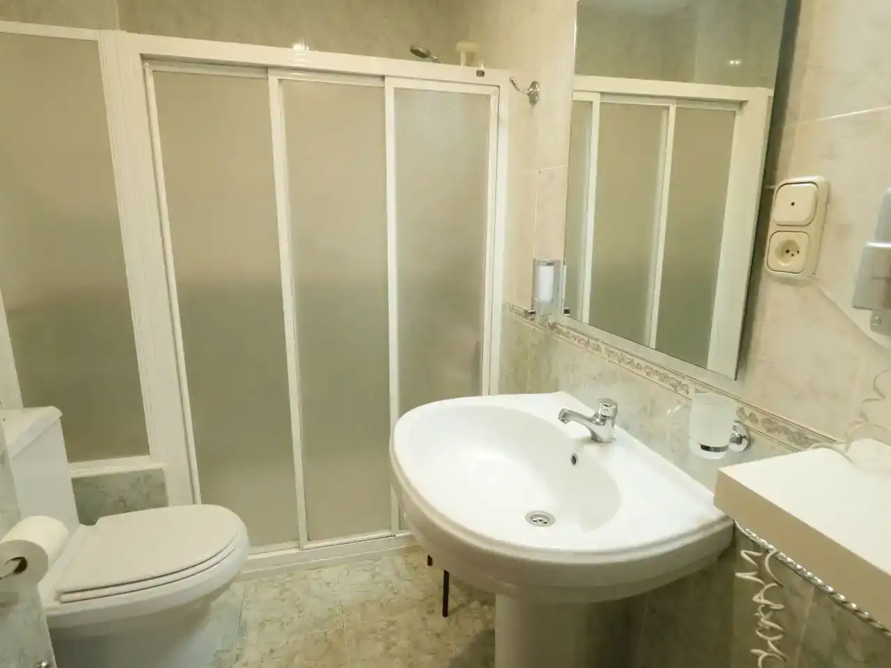 Badezimmer von Wohnung zur Miete in  Granada Capital mit Klimaanlage und Balkon