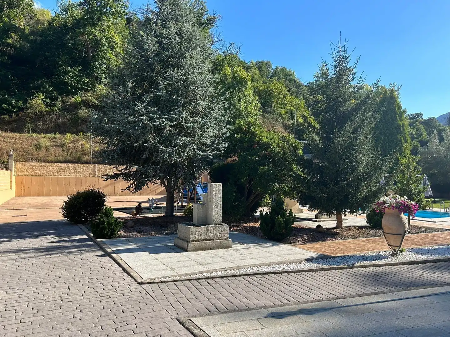 Vista exterior de Casa o xalet en venda en Ponferrada amb Jardí privat i Moblat