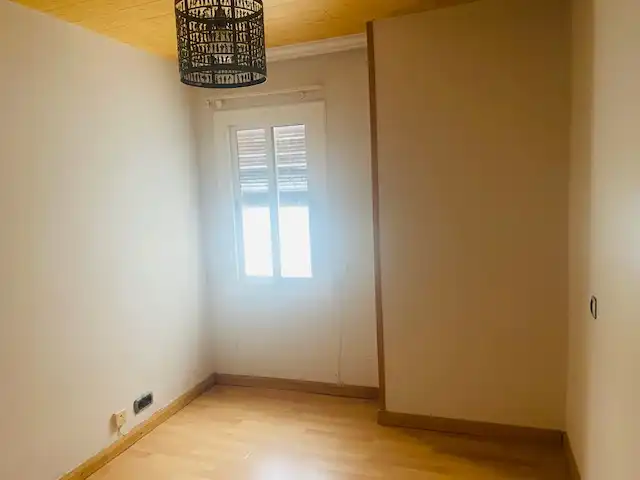 Schlafzimmer von Dachboden zum Verkauf in Santa Coloma de Gramenet mit Parkett und Ofen