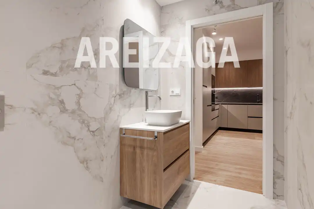 Baño de Piso en venta en Donostia - San Sebastián  con Calefacción, Terraza y Balcón