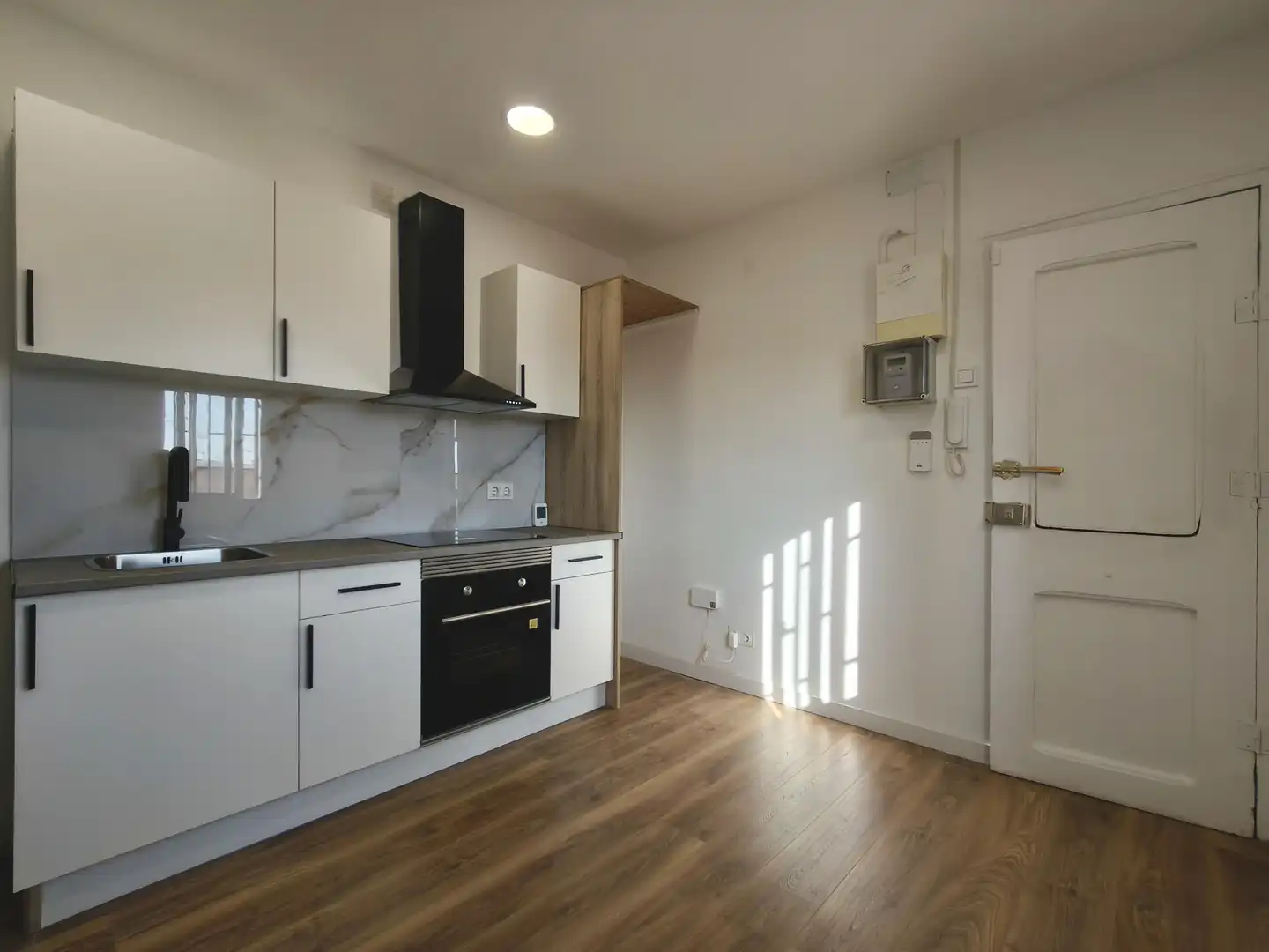Cocina de Ático en venta en L'Hospitalet de Llobregat con Parquet, Terraza y Trastero