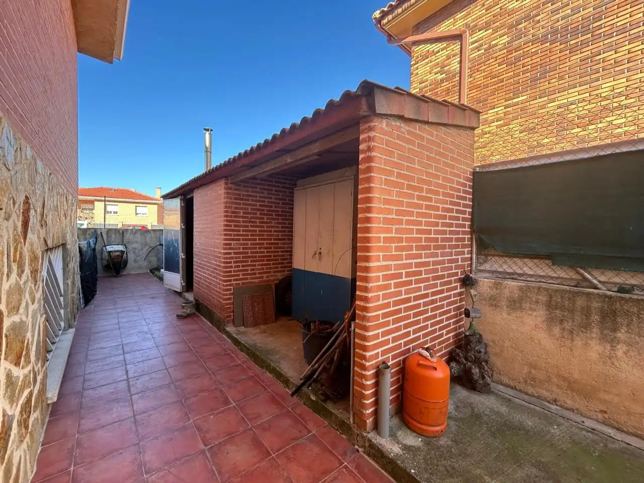 Außenansicht von Haus oder Chalet zum Verkauf in El Casar mit Heizung, Privatgarten und Terrasse