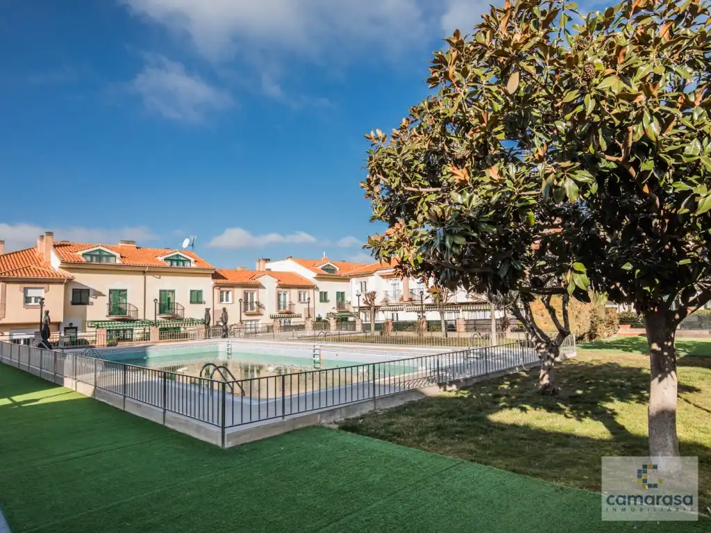 Piscina de Casa adosada en venta en Ávila