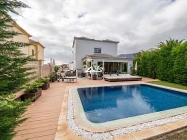 Casa amb piscina en venda a Calle Berna