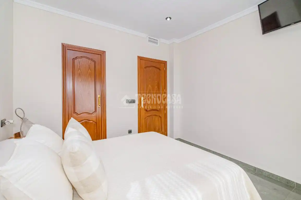 Dormitori de Casa o xalet en venda en Lucena amb Aire condicionat, Jardí privat i Moblat