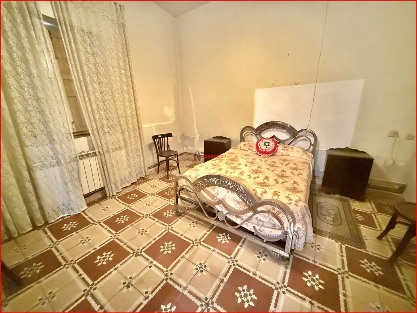 Schlafzimmer von Einfamilien-Reihenhaus zum Verkauf in Gerindote mit Möbliert