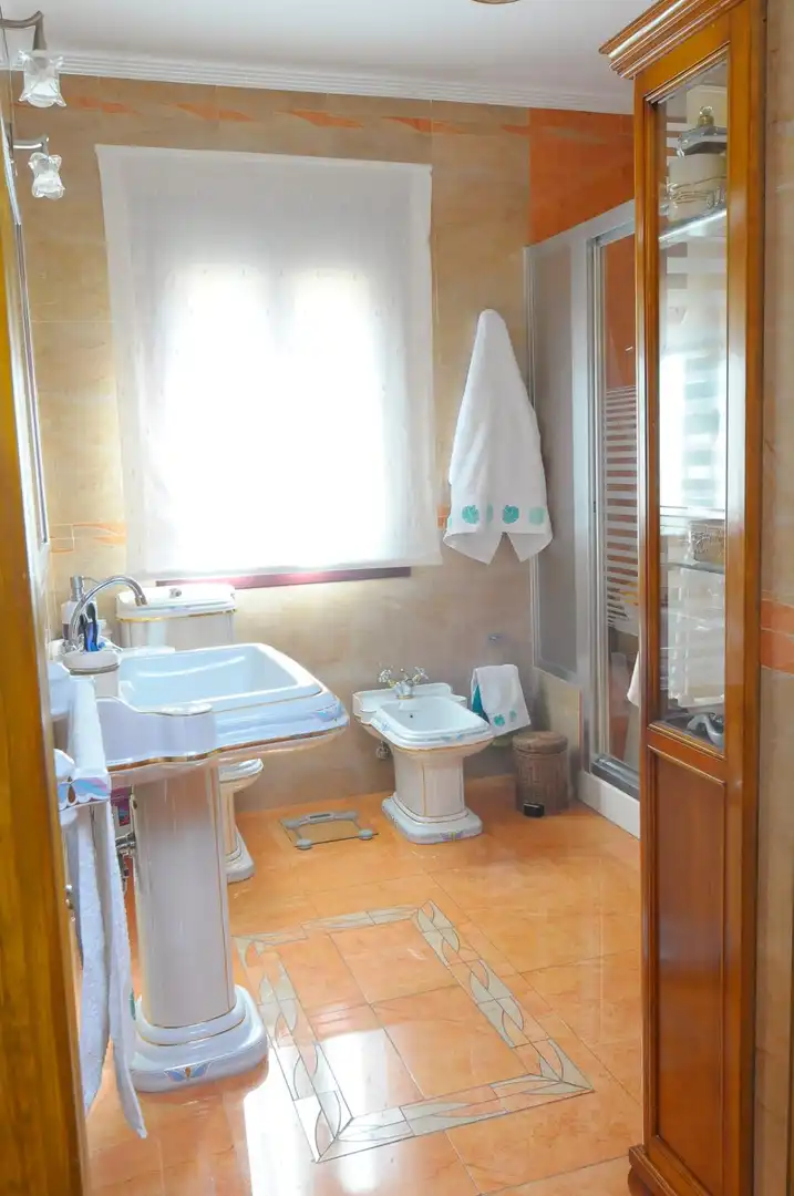 Bany de Casa o xalet en venda en Valdepeñas amb Terrassa, Piscina i Moblat
