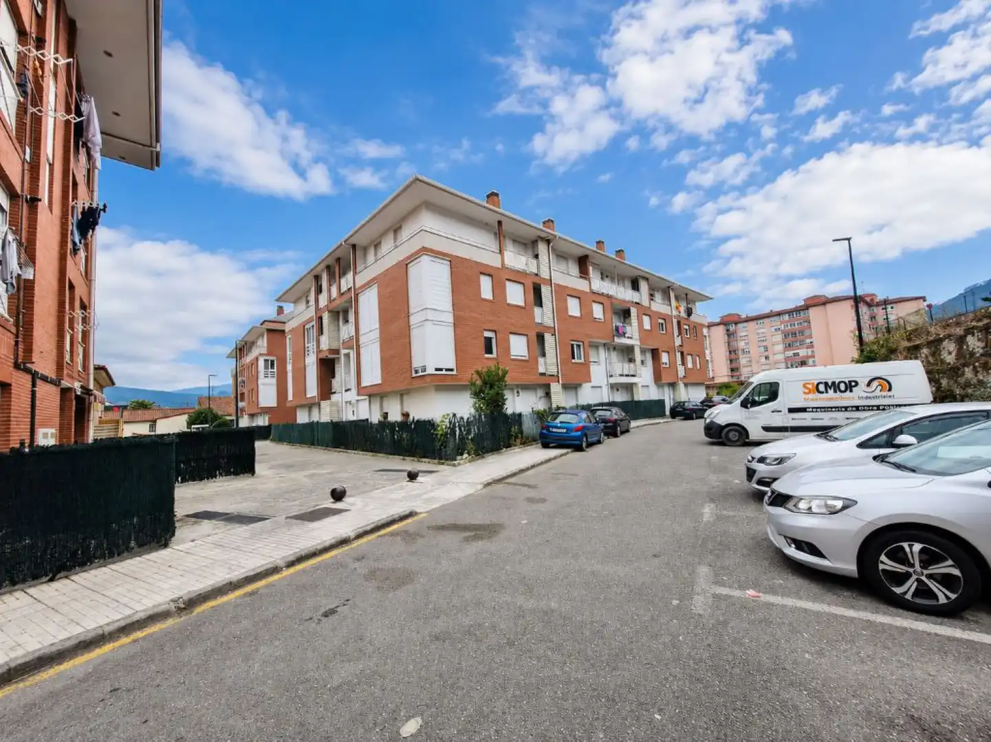 Vista exterior de Piso en venta en Los Corrales de Buelna  con Calefacción, Jardín privado y Parquet