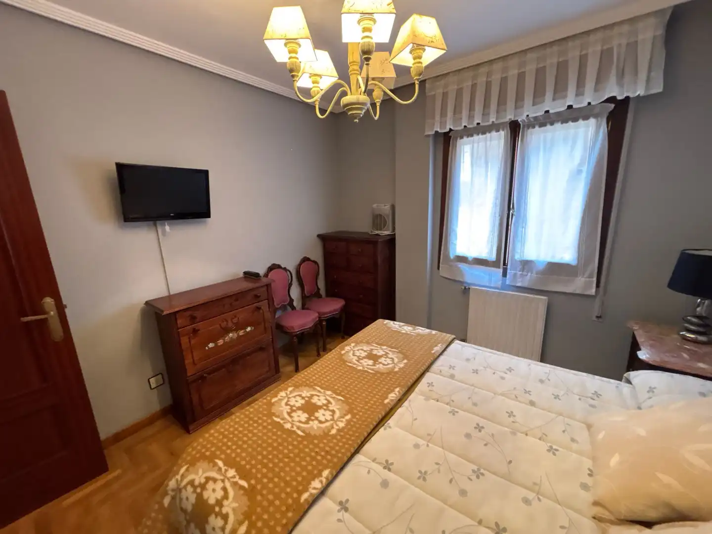 Habitación de Piso de alquiler en Oviedo  con Calefacción, Parquet y Amueblado