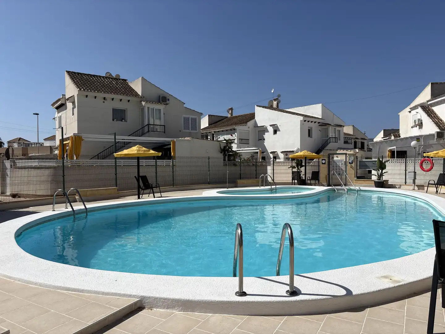 Schwimmbecken von Wohnungen zum Verkauf in Torrevieja mit Klimaanlage, Terrasse und Gemeinschaftspool