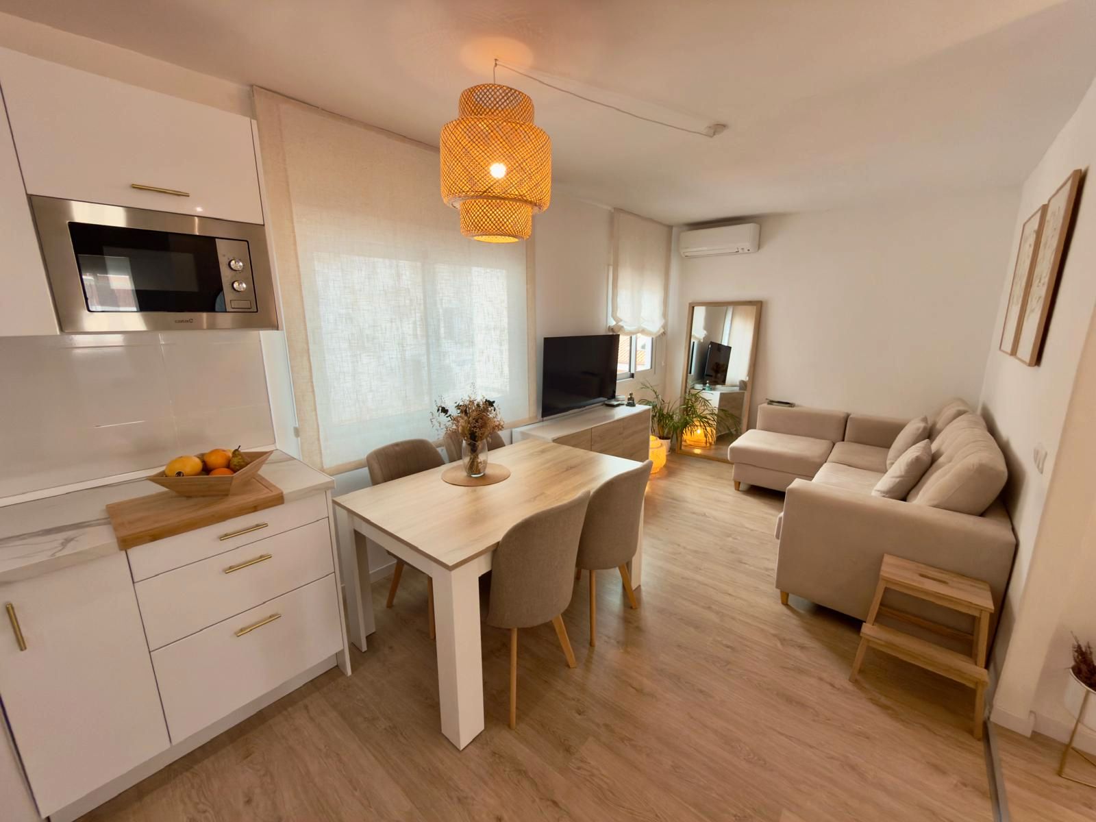 Sala de estar de Piso en venta en Cornellà de Llobregat con Aire acondicionado, Calefacción y Parquet