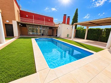 House with pool for sale in Cieza