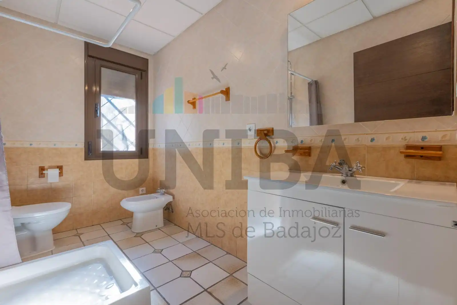 Bany de Casa o xalet en venda en Badajoz amb Aire condicionat, Jardí privat i Piscina