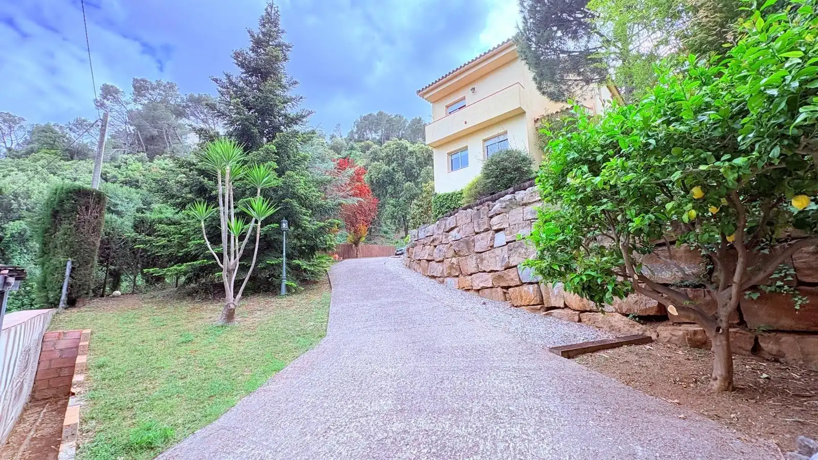 Vista exterior de Casa o xalet en venda en Castellar del Vallès amb Calefacció, Jardí privat i Terrassa