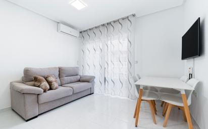 Sala d'estar de Apartament en venda en Torrevieja amb Aire condicionat, Terrassa i Moblat