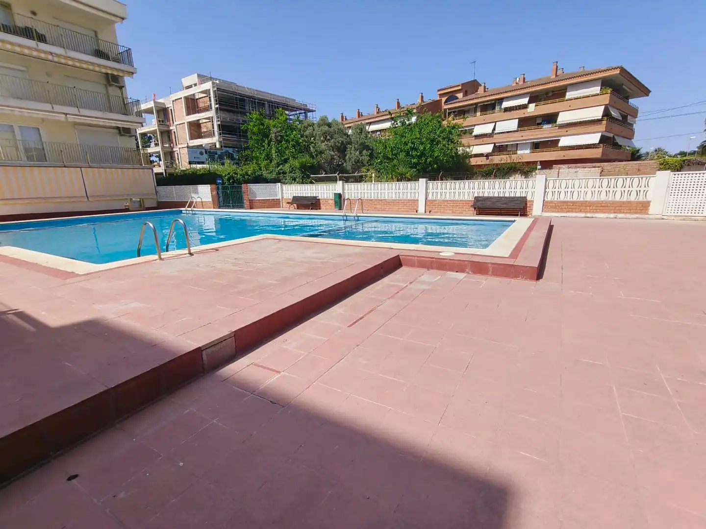 Schwimmbecken von Wohnungen zum Verkauf in Cambrils mit Klimaanlage, Terrasse und Ofen
