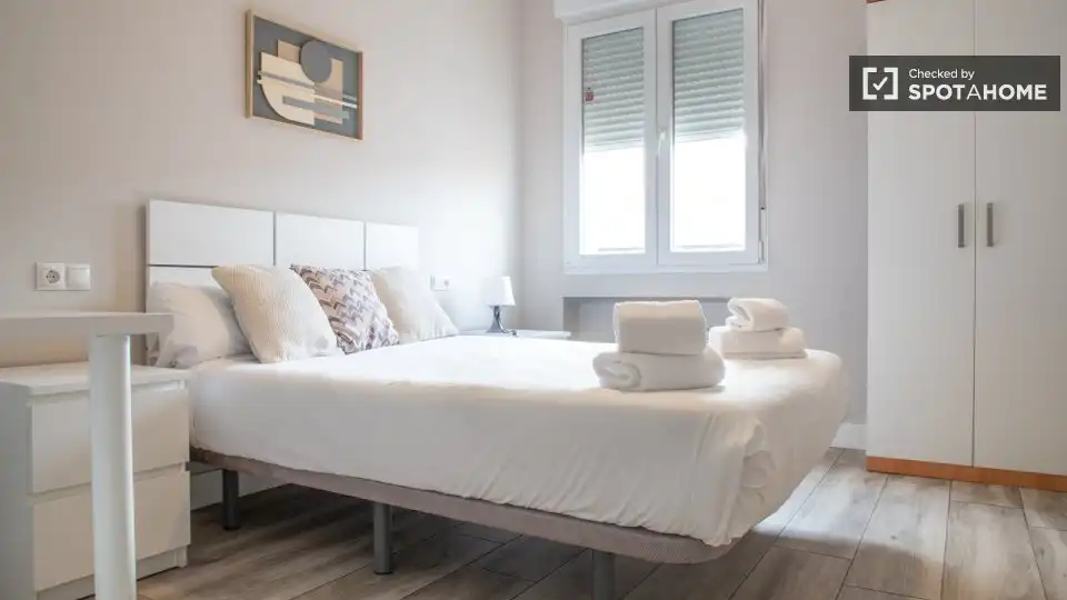 Bedroom of Flat for rent in Madrid  with Air Conditioner, Heating and Furnished