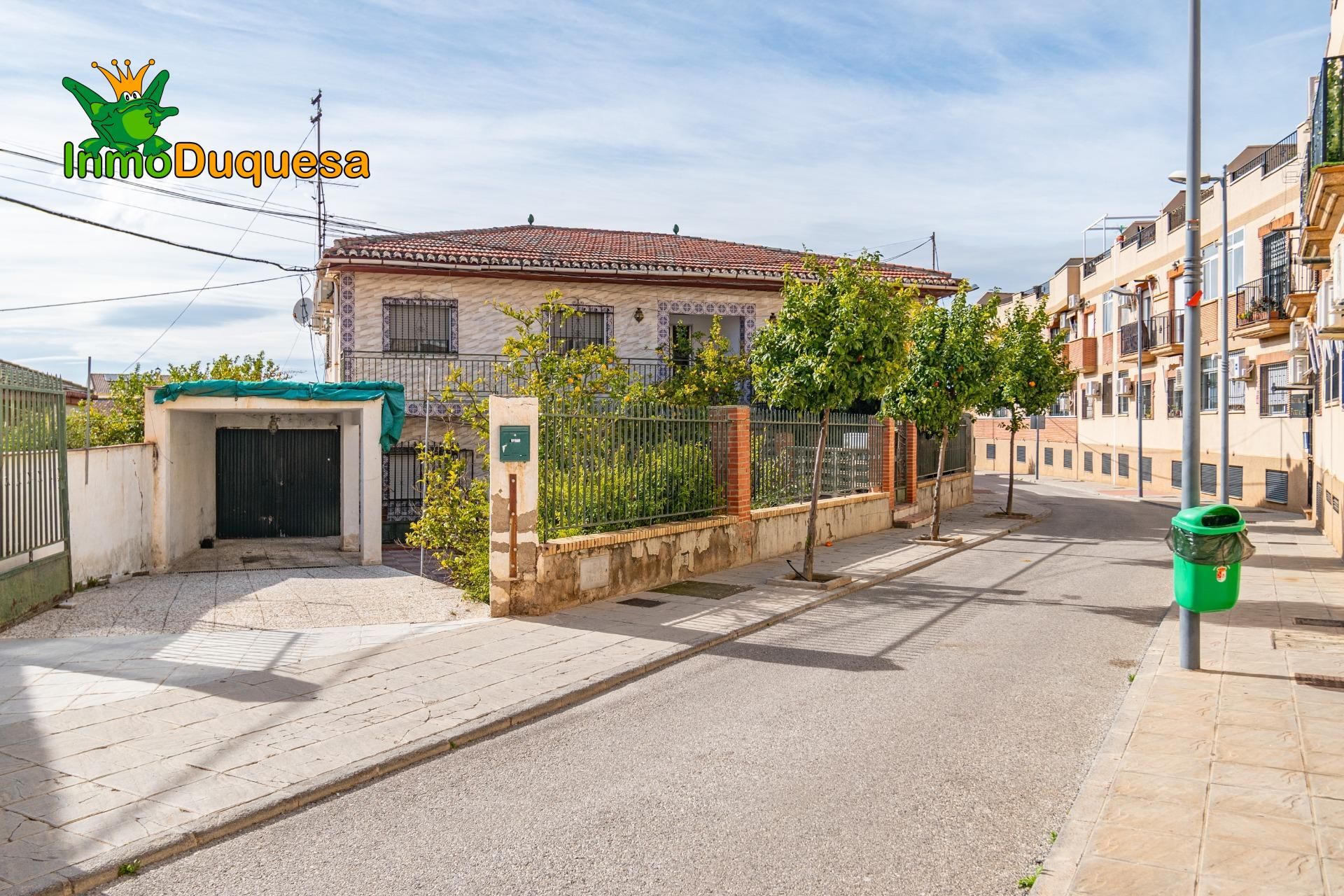 Vista exterior de Casa o xalet en venda en Vegas del Genil amb Calefacció, Jardí privat i Terrassa