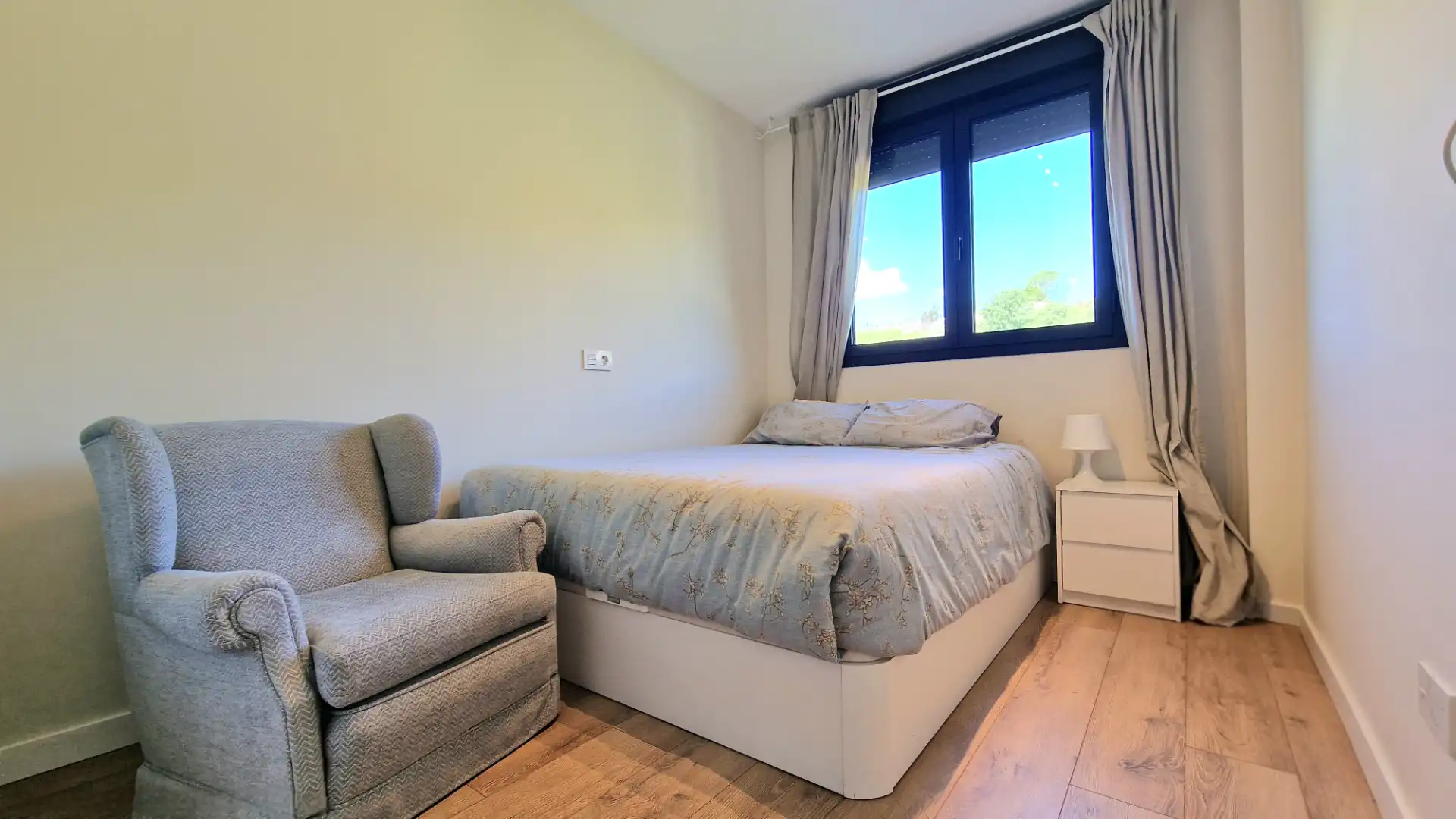 Schlafzimmer von Dachboden zum Verkauf in San Juan de Aznalfarache mit Klimaanlage, Abstellraum und Gemeinschaftspool