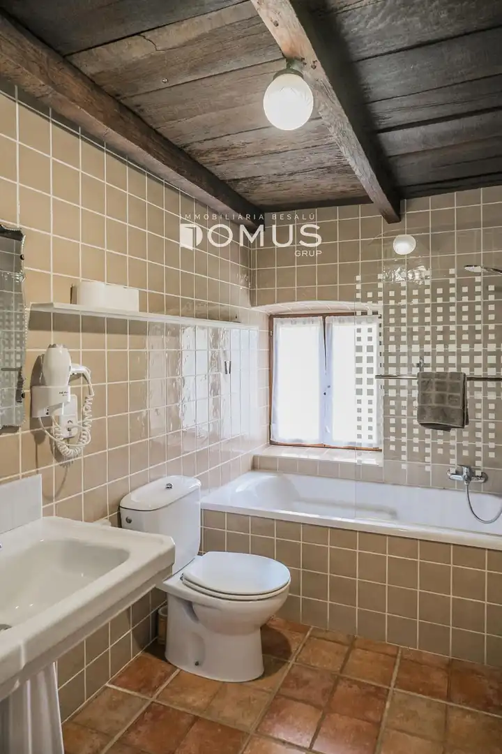 Baño de Finca rústica en venta en Santa Pau con Calefacción, Parquet y Piscina
