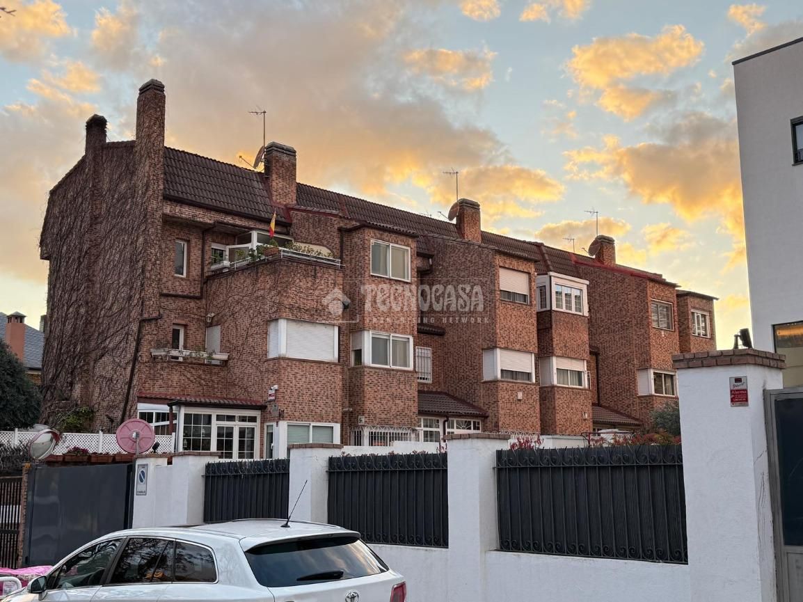 Exterior view of Single-family semi-detached for sale in  Madrid Capital  with Air Conditioner, Heating and Storage room