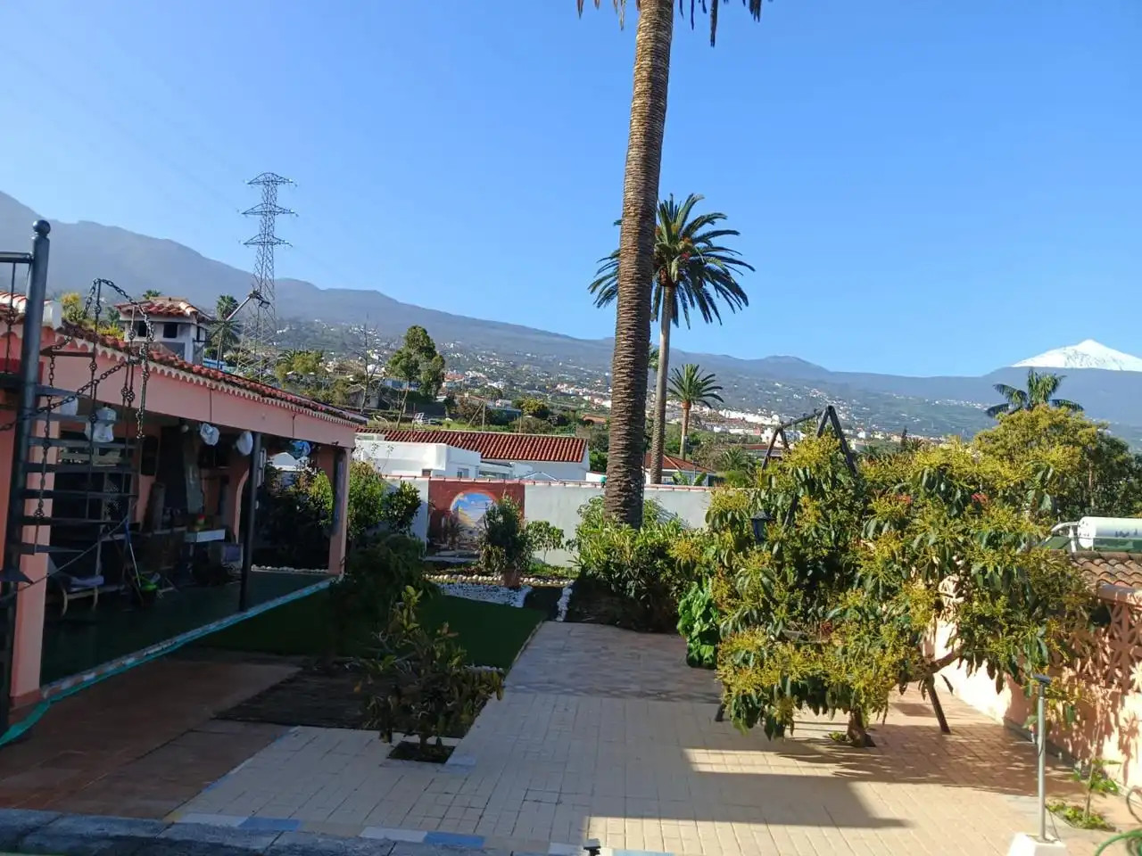 Vista exterior de Casa o xalet en venda en La Orotava amb Jardí privat, Terrassa i Piscina