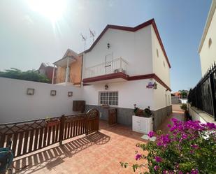 Vista exterior de Casa adosada en venda en Santa Lucía de Tirajana amb Aire condicionat, Terrassa i Balcó