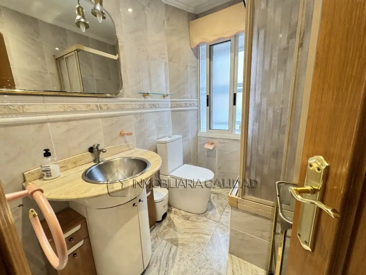 Badezimmer von Wohnung zur Miete in Burgos mit Heizung und Möbliert