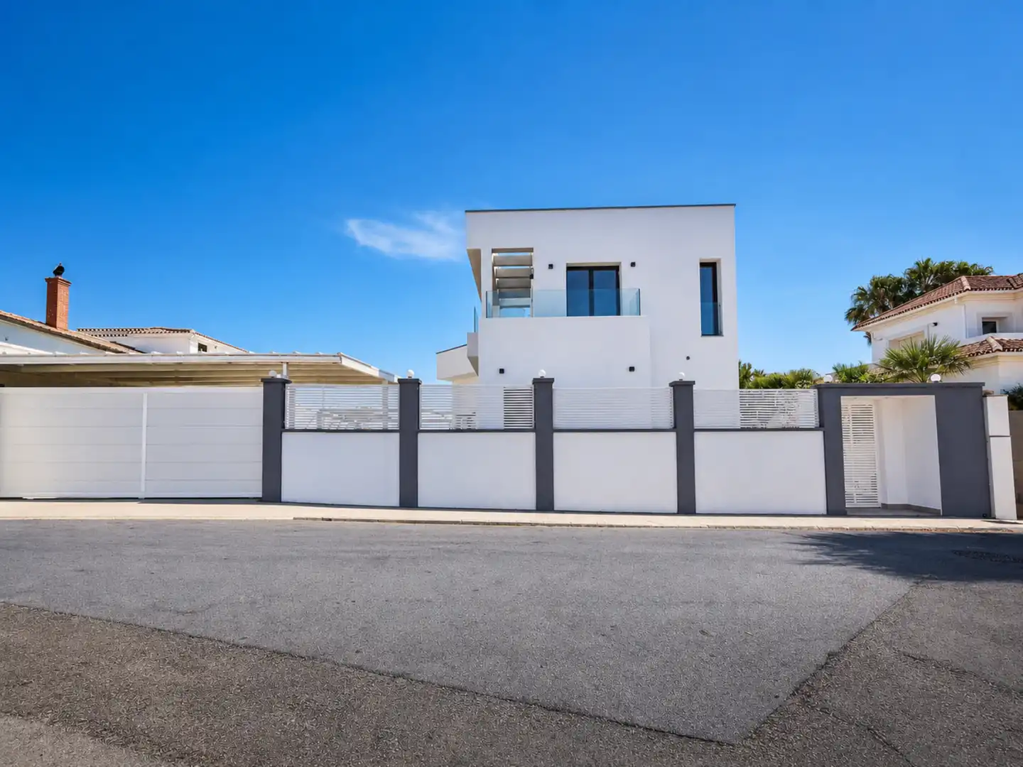 Vista exterior de Casa o xalet en venda en Estepona amb Aire condicionat, Jardí privat i Terrassa