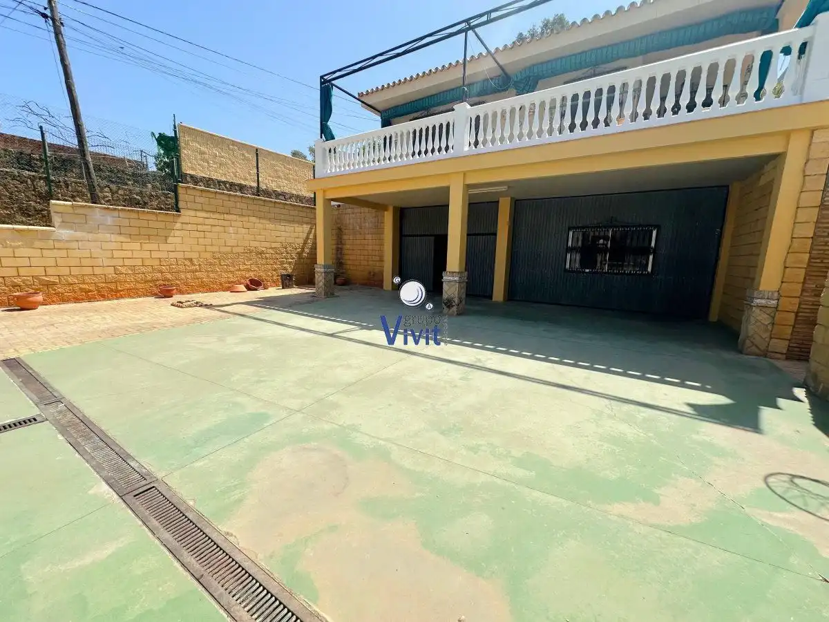 Vista exterior de Casa o xalet en venda en Alcalá de Guadaira amb Aire condicionat, Traster i Piscina