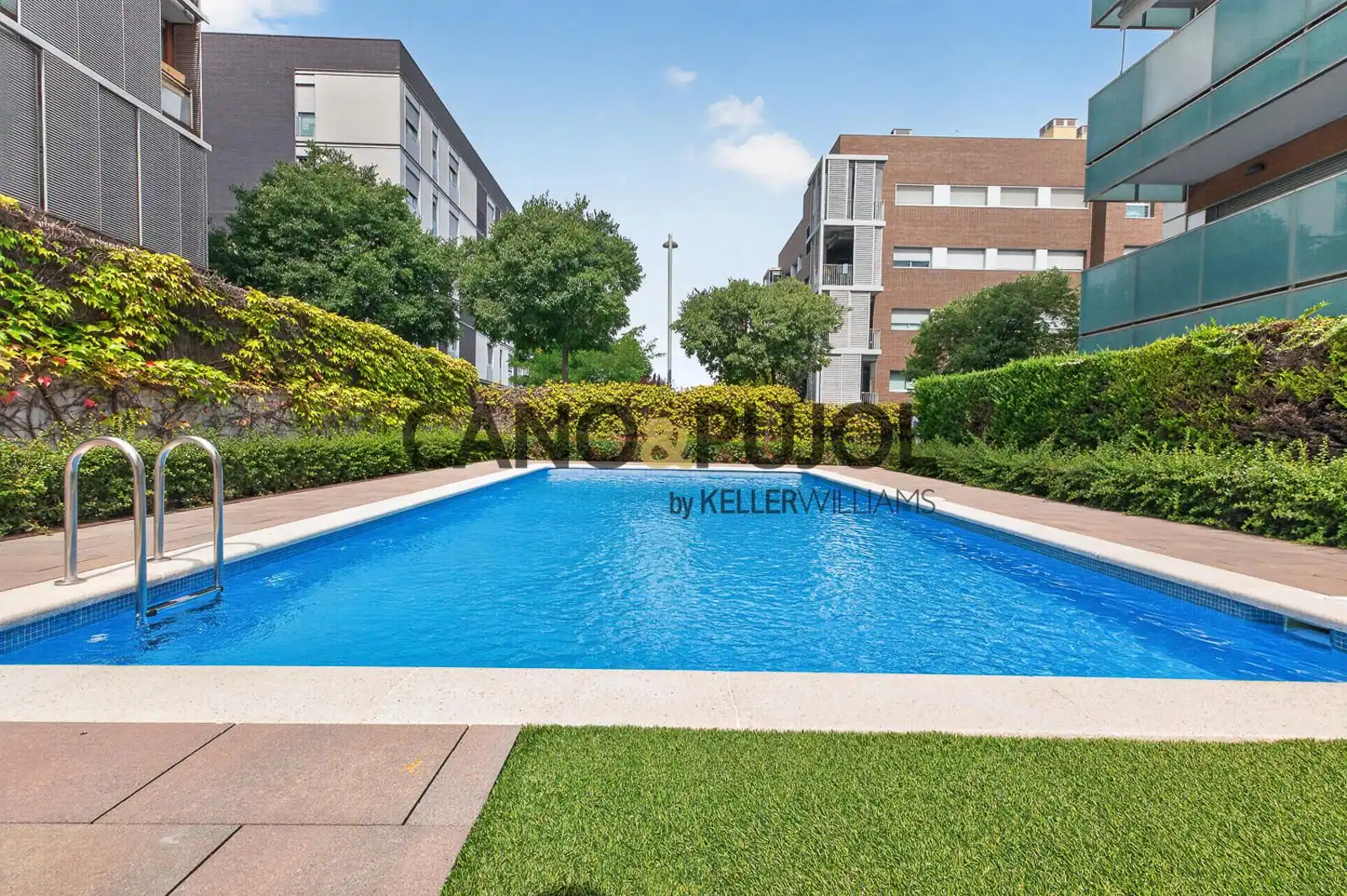 Piscina de Pis en venda en Sant Cugat del Vallès amb Aire condicionat, Calefacció i Parquet