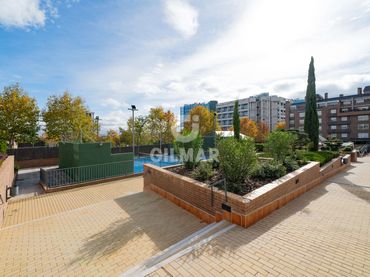 Baixos amb piscina en venda a Calle de Juan de Herrera