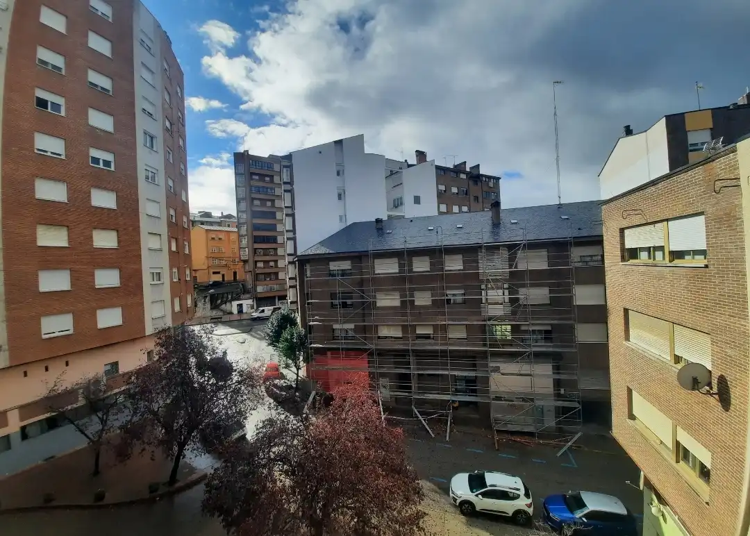 Vista exterior de Dúplex en venda en Ponferrada amb Calefacció, Moblat i Forn