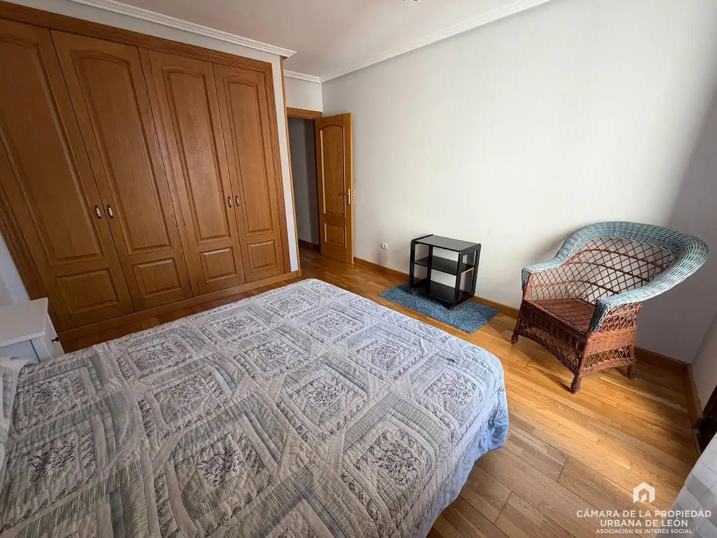 Habitación de Piso de alquiler en León Capital  con Trastero y Amueblado