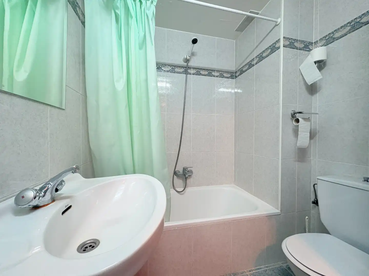 Baño de Piso en venta en Zuera con Calefacción