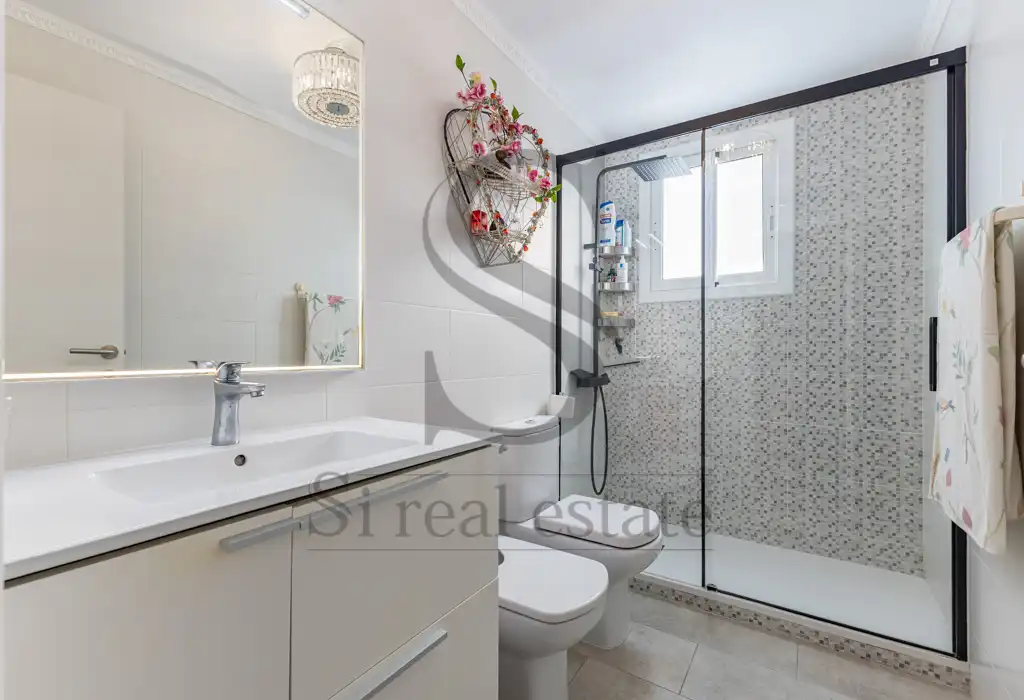 Badezimmer von Dachboden zum Verkauf in Barcelona mit Heizung, Terrasse und Abstellraum
