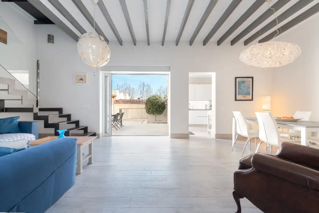 Wohnzimmer von Einfamilien-Reihenhaus zum Verkauf in Pollença mit Klimaanlage, Heizung und Privatgarten