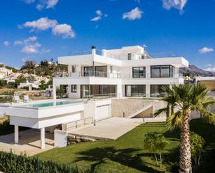 Vista exterior de Casa o xalet en venda en Marbella amb Aire condicionat, Calefacció i Jardí privat