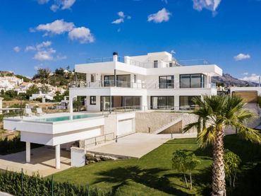 Villa avec balcon à vendre à Calle Galatea 5B
