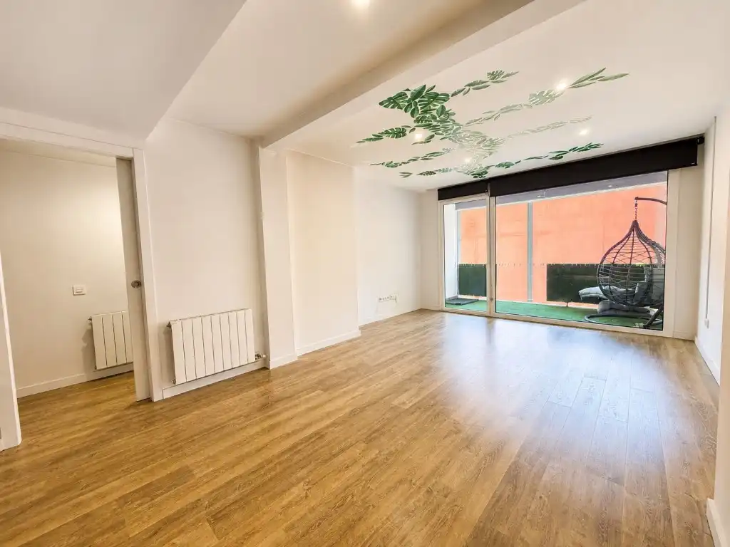 Living room of Flat for rent in Girona  with Air Conditioner, Heating and Oven