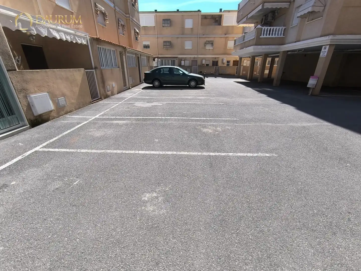 Parkplatz von Einfamilien-Reihenhaus zum Verkauf in Santa Pola mit Klimaanlage, Heizung und Privatgarten