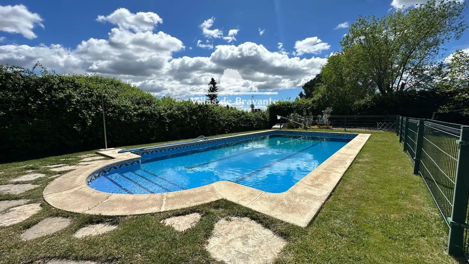 Swimming pool of Houses for sale in Villanueva de la Cañada  with Air Conditioner, Heating and Parquet flooring