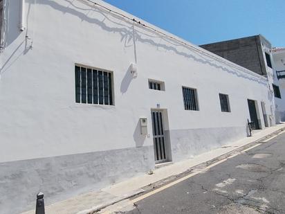 Vista exterior de Casa o xalet en venda en Arico amb Jardí privat i Terrassa