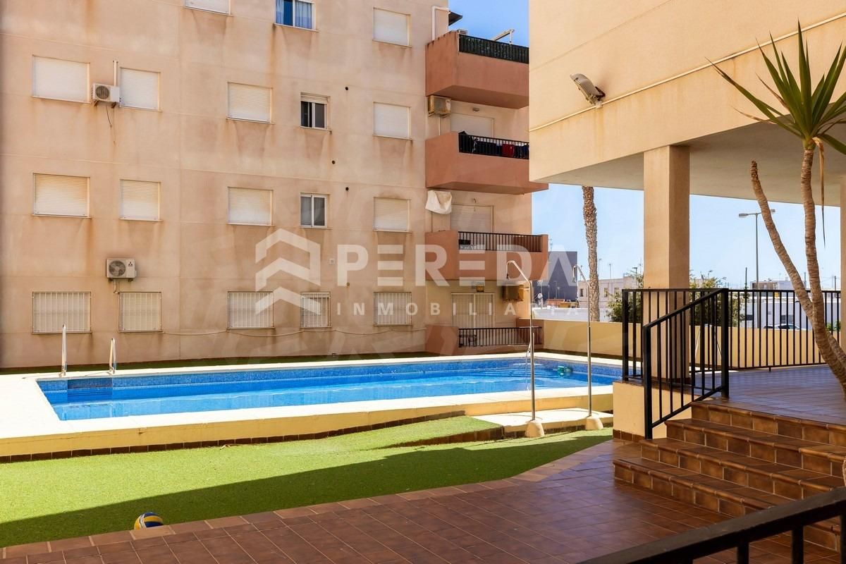 Vista exterior de Apartament en venda en Roquetas de Mar amb Aire condicionat, Terrassa i Piscina comunitària