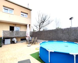 Piscina de Casa adosada en venda en Martorell amb Aire condicionat, Calefacció i Jardí privat