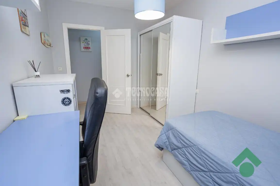 Bedroom of Flat for sale in Algeciras  with Terrace, Storage room and Furnished