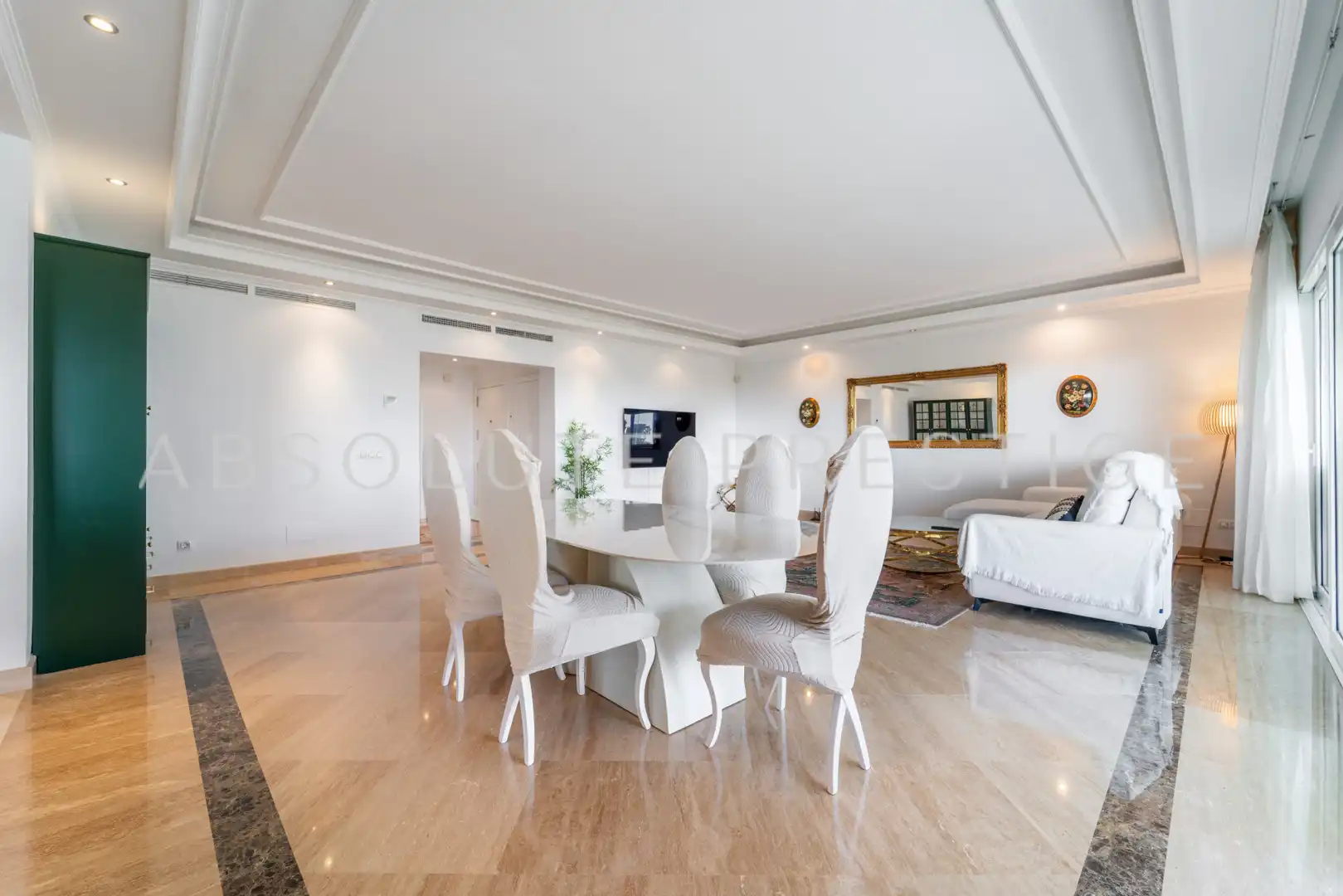 Menjador de Apartament en venda en Marbella amb Aire condicionat, Terrassa i Piscina