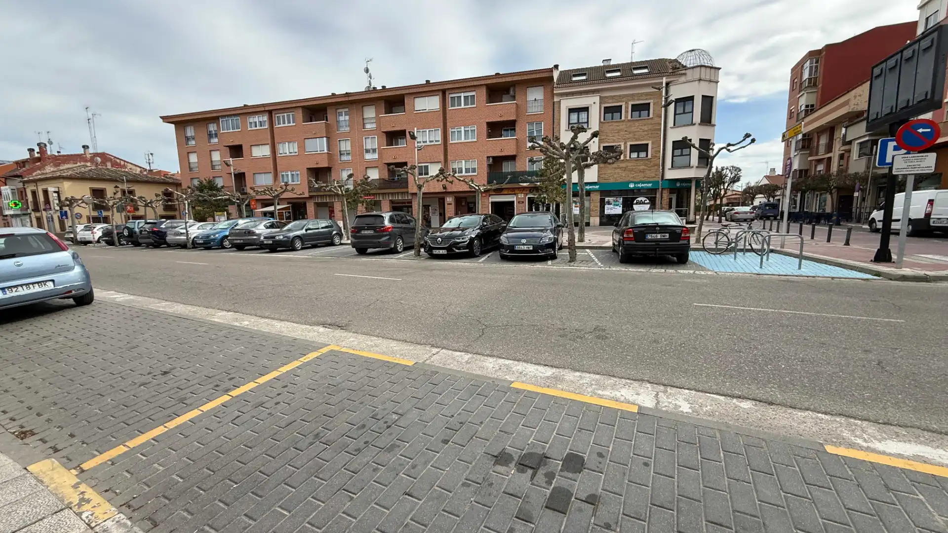 Vista exterior de Casa adosada en venda en Tudela de Duero amb Jardí privat, Traster i Forn