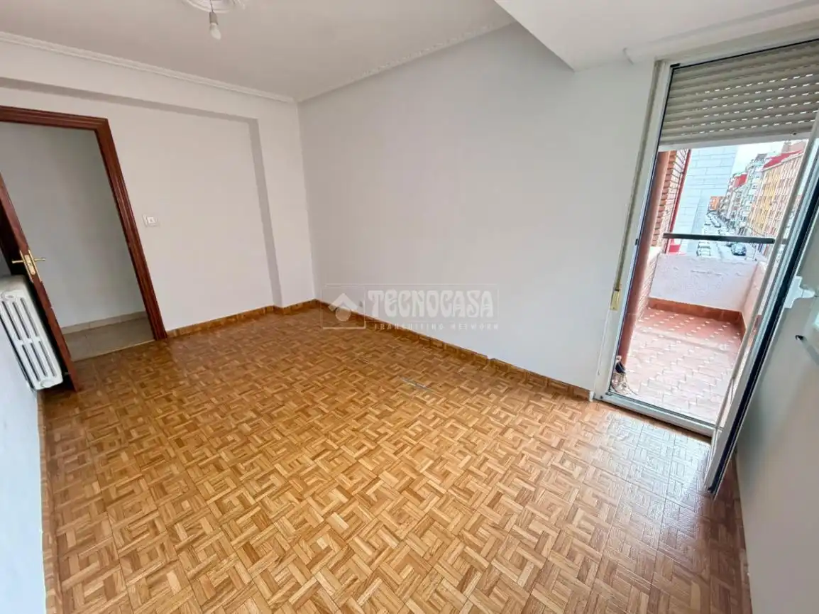 Piso en venta en León Capital  con Calefacción, Terraza y Trastero